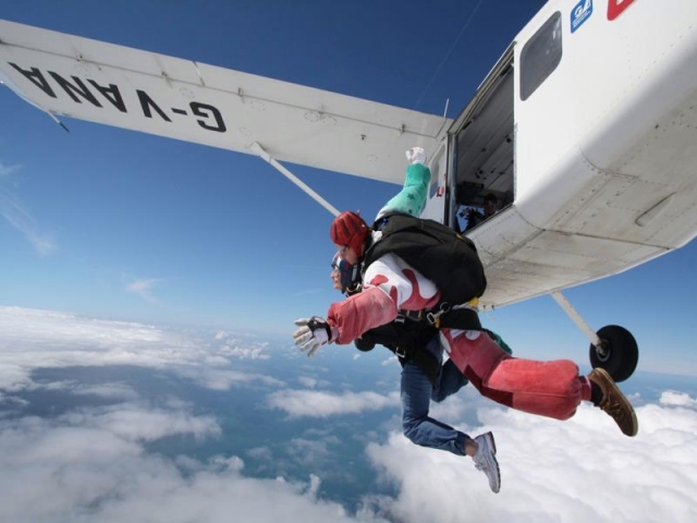  Paracaidismo tándem saltando desde el avión 